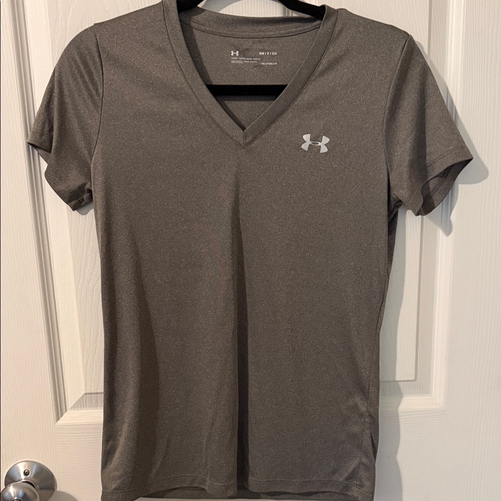 Under Armour Women's Charcoal Gray V-Neck Short Sleeve Tee
